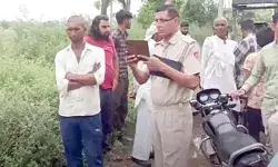 बेलगाम ट्रैक्टर की टक्कर से सड़क पर पलटी ई रिक्शा के नीचे दबी छात्राएं बेलगाम ट्रैक्टर की टक्कर से सड़क पर पलटी ई रिक्शा के नीचे दबी छात्राएं