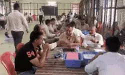 13 सीटों के उपचुनाव की गिनती जारी- सीएम की पत्नी भाजपा से पीछे 13 सीटों के उपचुनाव की गिनती जारी- सीएम की पत्नी भाजपा से पीछे