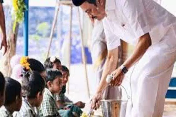 स्टालिन ने सरकारी सहायता प्राप्त स्कूलों में CM नाश्ता योजना शुरू की स्टालिन ने सरकारी सहायता प्राप्त स्कूलों में CM नाश्ता योजना शुरू की