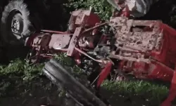 एक्सप्रेस हाईवे पर ट्रैक्टर से टकराई बस खाई में गिरी- 4 की मौत, कई.... एक्सप्रेस हाईवे पर ट्रैक्टर से टकराई बस खाई में गिरी- 4 की मौत, कई....