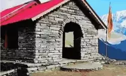 बाबा ने कब्जा करते हुए ग्लेशियर में बनाया अवैध मंदिर- पवित्र कुंड को.. बाबा ने कब्जा करते हुए ग्लेशियर में बनाया अवैध मंदिर- पवित्र कुंड को..