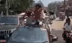 जेल से छूटकर आए भाई ने BJP का पटका डाल गाड़ियों संग निकाला विजय जुलूस