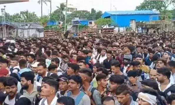 एक अनार सौ बीमार- नौकरी के लिए आई बेरोजगारों की बाढ़- सड़क पर जाम एक अनार सौ बीमार- नौकरी के लिए आई बेरोजगारों की बाढ़- सड़क पर जाम