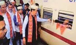 फडणवीस ने पंढरपुर के लिए विशेष ट्रेन को दिखाई हरी झंडी फडणवीस ने पंढरपुर के लिए विशेष ट्रेन को दिखाई हरी झंडी