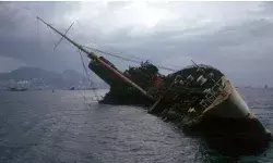 समुद्र में तेल टैंकर पलटने से चालक दल के 16 सदस्य लापता समुद्र में तेल टैंकर पलटने से चालक दल के 16 सदस्य लापता