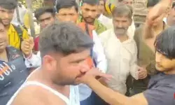 ऑटो में लड़की से छेड़छाड़- इकट्ठा हुए लोगों ने शोहदे का ऐसे उतारा भूत ऑटो में लड़की से छेड़छाड़- इकट्ठा हुए लोगों ने शोहदे का ऐसे उतारा भूत