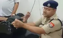 जब सेवा में दिखे IPS अजय- भोलों के दबाये थे पैर- हेलीकॉप्टर से बरसाये फूल जब सेवा में दिखे IPS अजय- भोलों के दबाये थे पैर- हेलीकॉप्टर से बरसाये फूल