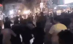 मोहर्रम के जुलूस में बवाल- जमकर चले लाठी डंडे- सड़क पर मची भगदड़ मोहर्रम के जुलूस में बवाल- जमकर चले लाठी डंडे- सड़क पर मची भगदड़