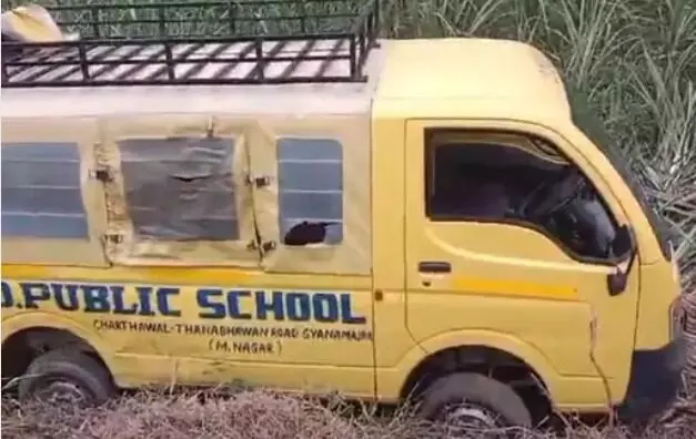 बच्चों को लेकर स्कूल आ रही वैन नहर पटरी पर पलटी- दर्जनभर बच्चे घायल