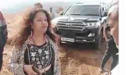 किसानों को पिस्तौल दिखाकर धमकाने वाली ट्रेनी आईएएस की मां अरेस्ट किसानों को पिस्तौल दिखाकर धमकाने वाली ट्रेनी आईएएस की मां अरेस्ट