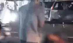 बीच सड़क YSR नेता का मर्डर- सरेआम काटे दोनों हाथ- गले पर प्रहार