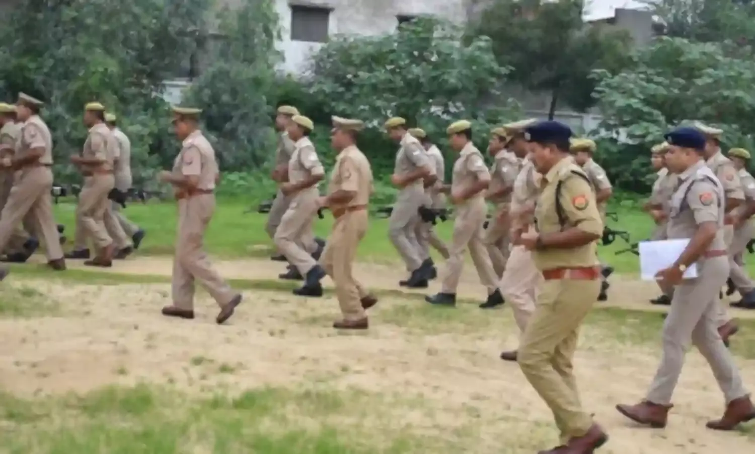 SP ने पुलिस कर्मियों को पुलिस लाइन बुलवाकर उनके साथ इसलिए लगाई दौड़