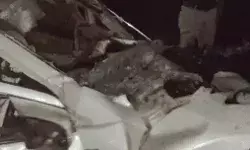 ट्रक में पीछे से घुसी कार- खत्म हुआ पूरा परिवार- हाईवे पर हुआ हादसा ट्रक में पीछे से घुसी कार- खत्म हुआ पूरा परिवार- हाईवे पर हुआ हादसा