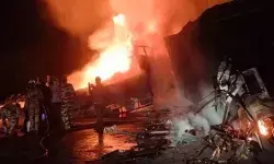 भीषण टक्कर के बाद ट्रकों में लगी आग- हाईवे पर दो चालक जिंदा जले