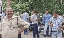 पुलिस के सामने रिटायर्ड फौजी ने भाजपा नेता बिल्डर को मारी गोली पुलिस के सामने रिटायर्ड फौजी ने भाजपा नेता बिल्डर को मारी गोली