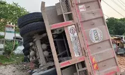 झोपड़ी में घुसा डंपर- गर्भवती महिला का फटा पेट- दंपति समेत चार की मौत झोपड़ी में घुसा डंपर- गर्भवती महिला का फटा पेट- दंपति समेत चार की मौत