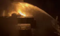 समुद्र के भीतर कार्गो शिप में लगी आग- एक क्रू मेंबर लापता- तीन जहाज... समुद्र के भीतर कार्गो शिप में लगी आग- एक क्रू मेंबर लापता- तीन जहाज...