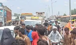 बाइक सवार के पैर से खंडित हुई कांवड़ को लेकर हंगामा- लगा लंबा जाम बाइक सवार के पैर से खंडित हुई कांवड़ को लेकर हंगामा- लगा लंबा जाम