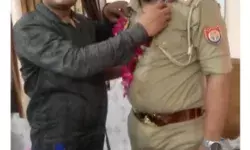 हिस्ट्रीशीटर के हाथों माला पहनने वाले थानेदार साहब चार्ज लेते ही..... हिस्ट्रीशीटर के हाथों माला पहनने वाले थानेदार साहब चार्ज लेते ही.....