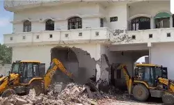 अखिलेश के करीबी चेयरमैन के मैरिज हॉल पर चला बाबा का बुलडोजर अखिलेश के करीबी चेयरमैन के मैरिज हॉल पर चला बाबा का बुलडोजर