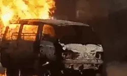 ट्रक की टक्कर के बाद वैन में लगी आग- पांच बच्चों समेत 9 लोग झुलसे ट्रक की टक्कर के बाद वैन में लगी आग- पांच बच्चों समेत 9 लोग झुलसे