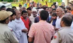 झोपड़ी पर गिरे हाईटेंशन तार के करंट से सास बहू की मौत- पब्लिक ने.... झोपड़ी पर गिरे हाईटेंशन तार के करंट से सास बहू की मौत- पब्लिक ने....