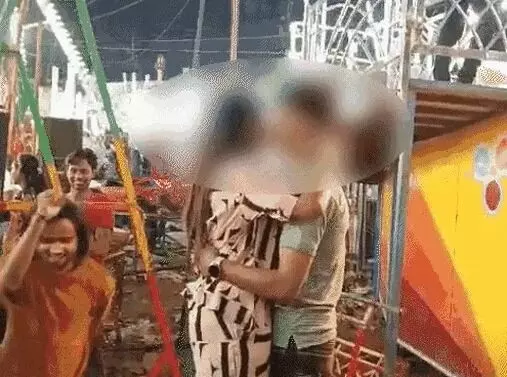 अश्लीलता के हदें पार- नौचंदी मेले में कपल ने भीड़ को कराया हॉट..... अश्लीलता के हदें पार- नौचंदी मेले में कपल ने भीड़ को कराया हॉट.....