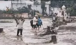 पुलिया पार कर रहा युवक बाइक समेत पानी में बहा- तलाश रही एसडीआरएफ पुलिया पार कर रहा युवक बाइक समेत पानी में बहा- तलाश रही एसडीआरएफ