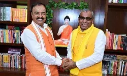 CM की बैठक से नदारद रहे राजभर ने डिप्टी CM से मुलाकात कर.. CM की बैठक से नदारद रहे राजभर ने डिप्टी CM से मुलाकात कर..