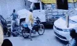 बेकाबू हुआ ट्रक बाजार में घुसा- रौंदे आधा दर्जन वाहन- बाईक छोड़ भागे.. बेकाबू हुआ ट्रक बाजार में घुसा- रौंदे आधा दर्जन वाहन- बाईक छोड़ भागे..