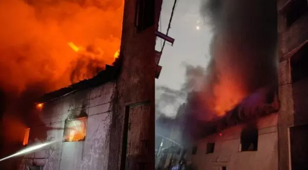 दिन निकलते ही बड़ा हादसा- फैक्ट्री में लगी भीषण आग- धूं धूं करके जल...