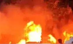 फर्नीचर के गोदाम में लगी भीषण आग- 6 लोग झुलसे- मची अफरा तफरी फर्नीचर के गोदाम में लगी भीषण आग- 6 लोग झुलसे- मची अफरा तफरी