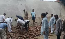 भरभराकर जमीन पर गिरा मकान का लेंटर- मलबे में दबकर महिला...