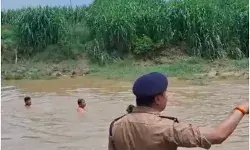 नदी पार करके घर जा रहे 3 भाई पानी के तेज बहाव में बहे- सैकड़ो की.... नदी पार करके घर जा रहे 3 भाई पानी के तेज बहाव में बहे- सैकड़ो की....