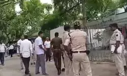 कोर्ट में चली गोलियां- मुख्य आरोपी को लगी गोली- पुलिसकर्मी...
