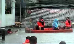 बाढ़ से 2 लोगों की हुई मौत, इतने लोग लापता- लोगों में मची अफरा तफरी बाढ़ से 2 लोगों की हुई मौत, इतने लोग लापता- लोगों में मची अफरा तफरी