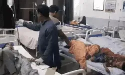 ट्रक में घुसी यात्रियों से भरी स्लीपर बस- मची चीख पुकार- दो की मौत ट्रक में घुसी यात्रियों से भरी स्लीपर बस- मची चीख पुकार- दो की मौत