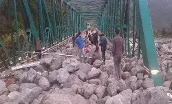 बादल फटने से मची तबाही- चारों तरफ पानी ही पानी- ढह गया मकान बादल फटने से मची तबाही- चारों तरफ पानी ही पानी- ढह गया मकान