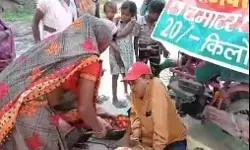 PDA स्टॉल पर 20 रुपए किलो बिका समाजवादी टमाटर- लगी खरीदारों की भीड़ PDA स्टॉल पर 20 रुपए किलो बिका समाजवादी टमाटर- लगी खरीदारों की भीड़