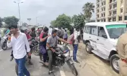 CDO के रिश्तेदार को लेने दिल्ली जा रही गाड़ी हाईवे पर ट्रैक्टर से भिड़ी CDO के रिश्तेदार को लेने दिल्ली जा रही गाड़ी हाईवे पर ट्रैक्टर से भिड़ी