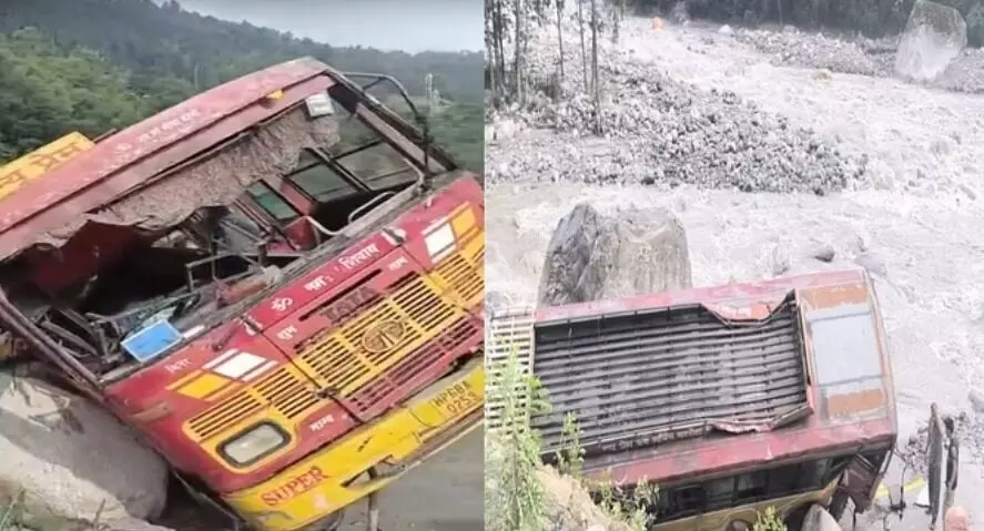 नेशनल हाईवे पर पलटी बस नदी में गिरी- मौके पर मची चीख पुकार नेशनल हाईवे पर पलटी बस नदी में गिरी- मौके पर मची चीख पुकार