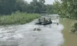 नदी के बहाव में बाईक समेत बहा किसान- अब गोताखोर रहे तलाश नदी के बहाव में बाईक समेत बहा किसान- अब गोताखोर रहे तलाश