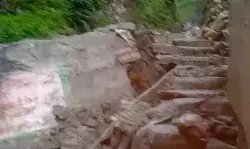 यमुना नदी का रौद्र रूप- पुल बहने से मध्यमहेश्वर में फंसे कांवड़ यात्री यमुना नदी का रौद्र रूप- पुल बहने से मध्यमहेश्वर में फंसे कांवड़ यात्री