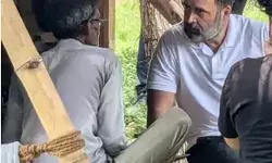 अचानक मोची की दुकान पर पहुंचे राहुल गांधी ने सिली चप्पल और.... अचानक मोची की दुकान पर पहुंचे राहुल गांधी ने सिली चप्पल और....