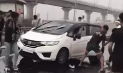 रॉन्ग साइड से आ रही कार की टक्कर के कावड़ियों ने काटा बवाल- 4 युवकों..