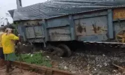 रेलवे स्टेशन के पास मालगाड़ी के डिब्बे हुए बेपटरी- यातायात पर असर