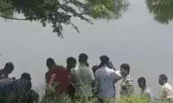 NEET पेपर लीक मामला- ड्राइवर गिरफ्तार- तालाब से मिले मोबाइल NEET पेपर लीक मामला- ड्राइवर गिरफ्तार- तालाब से मिले मोबाइल