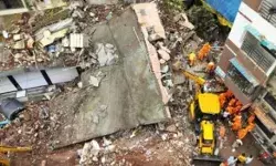 दिन निकलते ही हादसा- भरभराकर गिरी 4 मंजिला बिल्डिंग दिन निकलते ही हादसा- भरभराकर गिरी 4 मंजिला बिल्डिंग