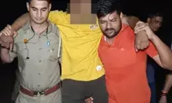 ज्वेलरी कारोबारी के घर डकैती डालकर भागे बदमाशों के पैर में लगी गोली ज्वेलरी कारोबारी के घर डकैती डालकर भागे बदमाशों के पैर में लगी गोली