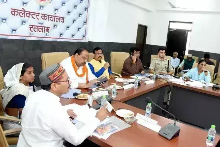 तीन कनिष्ठ आपूर्ति अधिकारियों को जिला कलेक्टर ने दिए नोटिस